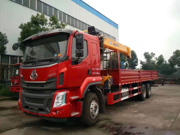 東風(fēng)柳汽后八輪隨車(chē)吊14噸