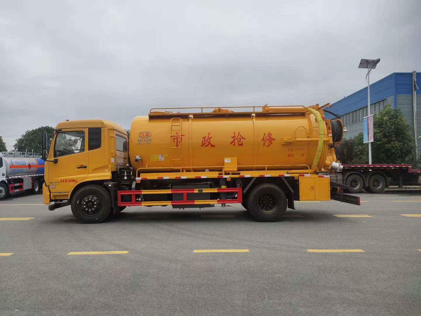 東風天錦市政搶修救援車為市區(qū)排水系統(tǒng)保駕護航