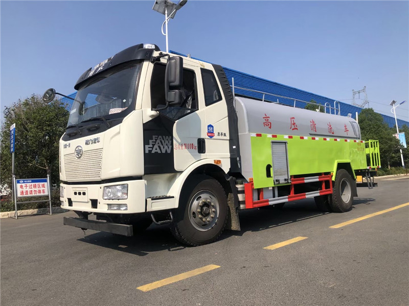 超大水罐高壓清洗車一機(jī)多用彰顯實力