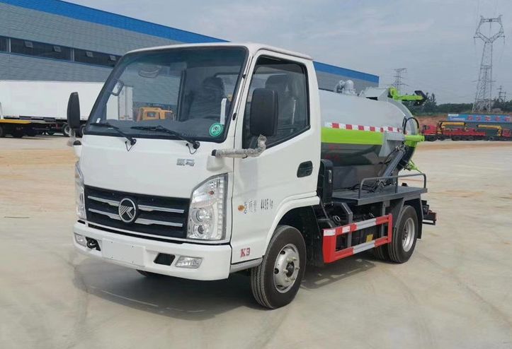 凱馬國六2方藍(lán)牌吸污車清理城市底下管網(wǎng)“主動脈”