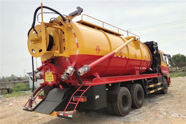 程力集團(tuán)后雙橋清洗吸污車實現(xiàn)一車兩用，魚與熊掌不可兼得未必定論