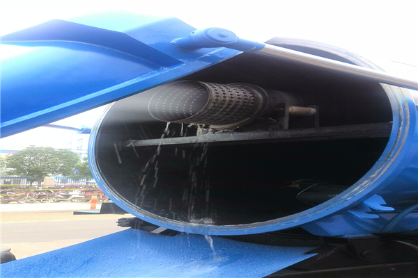 吸污車發(fā)動機長期積滿污垢，可不可以用水沖洗？  　