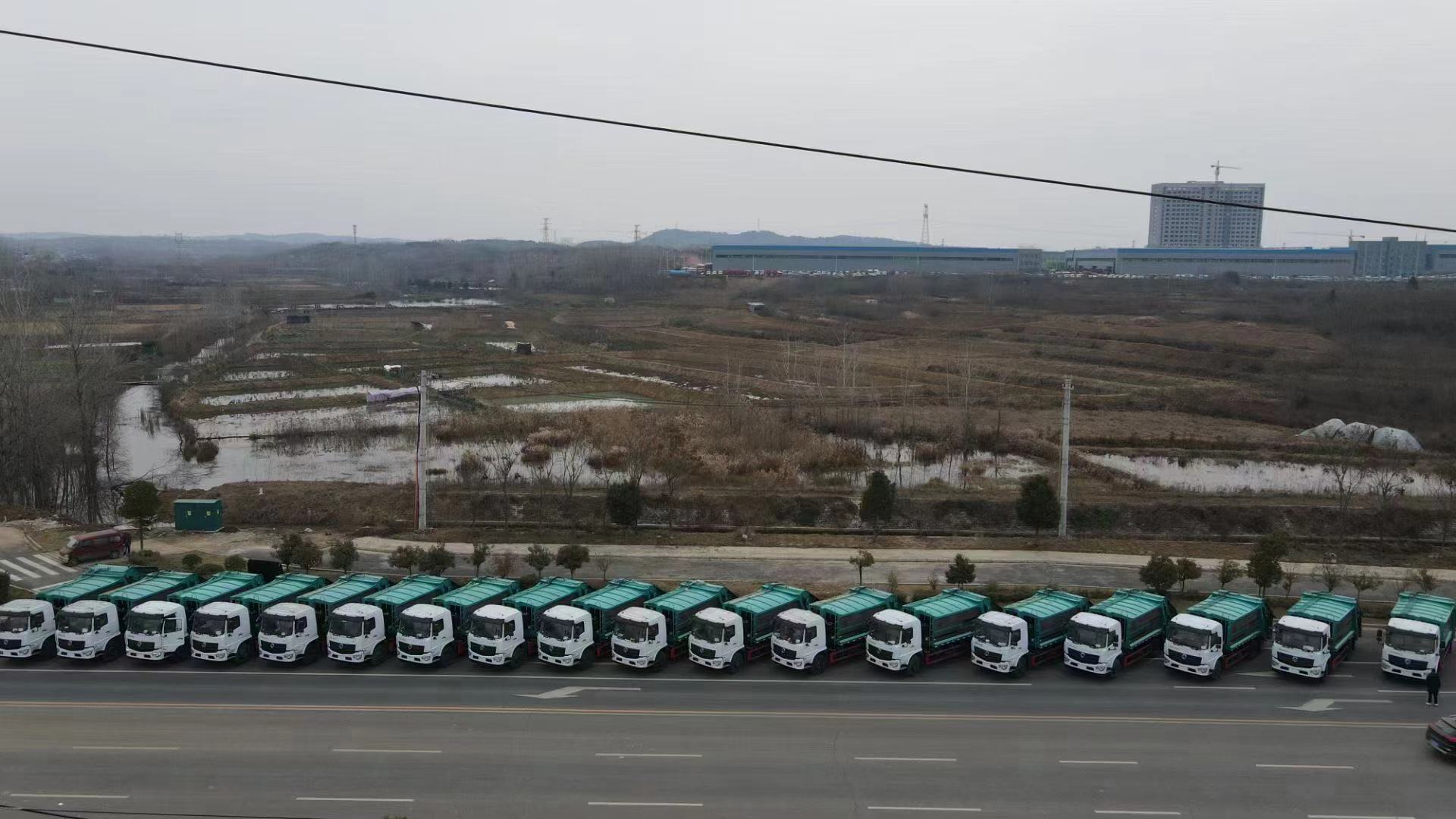 砥礪前行，程力集團(tuán)二十二臺東風(fēng)12噸壓縮垃圾車批量發(fā)車