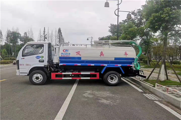 適用于大中小城鎮(zhèn)的“程力威”牌東風多利卡4噸吸糞車