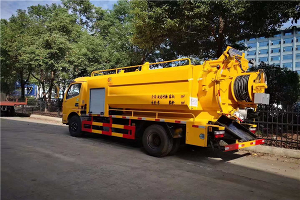 東風(fēng)吸污車(chē)清洗吸污車(chē)“吸污大法”運(yùn)籌帷幄助力城市管道暢清