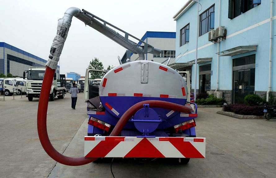 性價之王國六東風(fēng)福瑞卡吸糞車