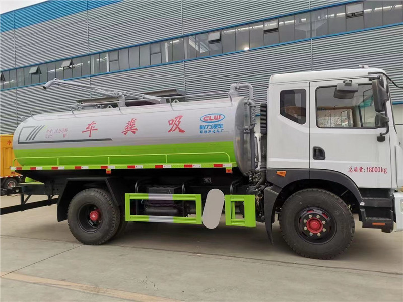 東風(fēng)D9吸糞車(chē)罐體采用機(jī)器壓板一次性成型技術(shù)