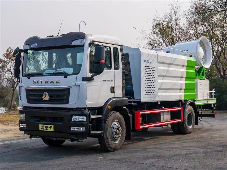 高端品牌重汽汕德卡單橋多功能抑塵車(chē)王者歸來(lái)