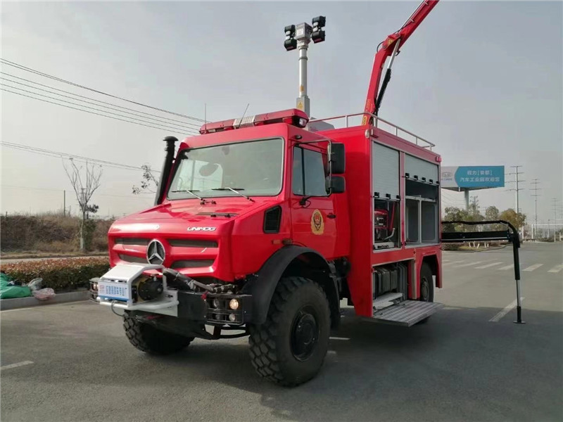 奔馳烏里莫克應(yīng)急搶險救援車強(qiáng)勁動力翻山越嶺