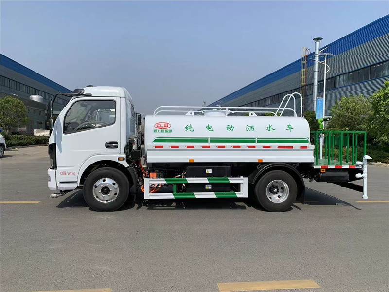 程力純電動(dòng)灑水車助力城市環(huán)衛(wèi)，隨著藍(lán)天保衛(wèi)戰(zhàn)的推進(jìn)，環(huán)保治理的深入，城市對于優(yōu)質(zhì)灑水車的需求不斷擴(kuò)大