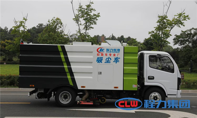 多功能全吸式掃路車是采用技術(shù)研制的新產(chǎn)品又名吸塵車，本產(chǎn)品可有效減少粉塵污染，提高空氣質(zhì)量，降低空氣中可吸入顆粒物的含量