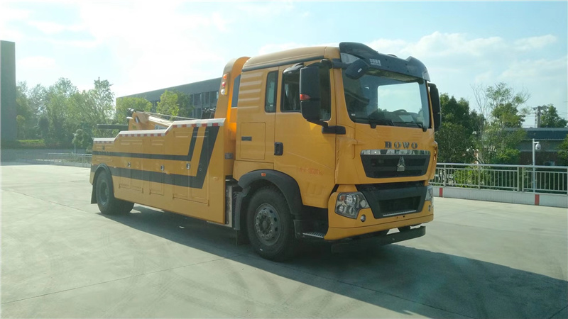 程力清障車現(xiàn)車：國六豪沃單橋拖吊連體清障車已通過國家強(qiáng)制性認(rèn)證證書，排放標(biāo)準(zhǔn)達(dá)到國家環(huán)保要求