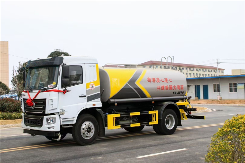 粵港澳大灣區(qū)VIP大客戶的批量采購(gòu)訂單-KL5智能灑水車(chē)及壓縮垃圾車(chē)順利交付