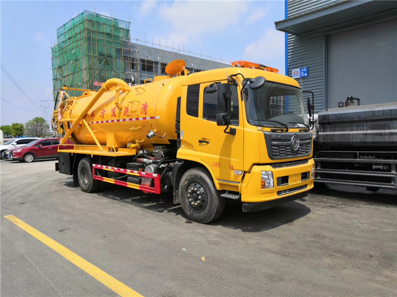 東風(fēng)天龍國六清洗吸污車配備水循環(huán)式吸污泵可長時間進(jìn)行吸污作業(yè)