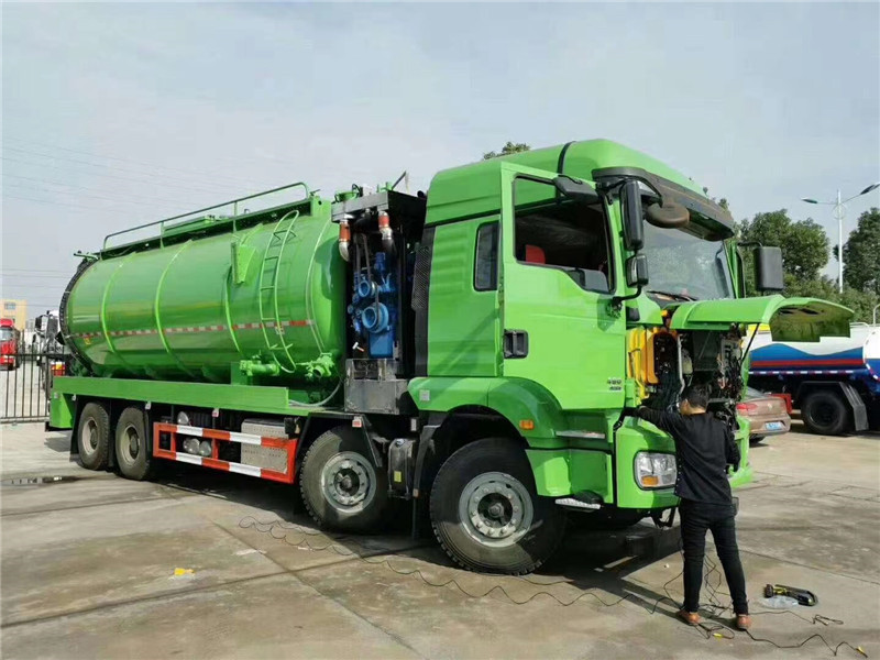 陜汽德龍前四后八國六清洗吸污車外觀個性時尚，內(nèi)在配置齊全