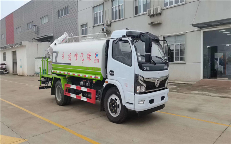 東風(fēng)D9國(guó)六綠化噴灑車射程遠(yuǎn)、霧粒細(xì)小、覆蓋面積大