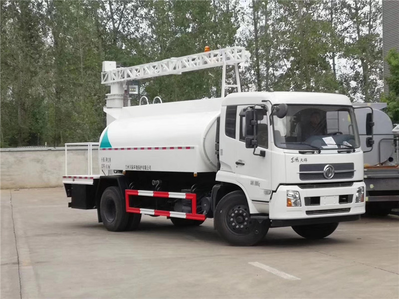 東風天錦多功能抑塵車通過運煤列車自動噴灑系統(tǒng)，有效防止揚塵
