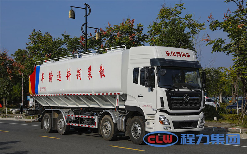 東風天錦散裝飼料運輸車集運輸和輸送為一體的新產(chǎn)品