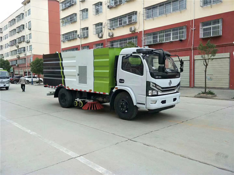 東風(fēng)天錦掃路車洗掃車能適應(yīng)不同道路表面的清掃要求，屬國(guó)內(nèi)首創(chuàng)