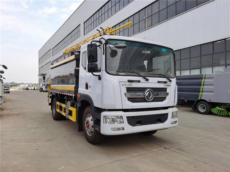 東風(fēng)多利卡8噸抑塵車工作直徑可覆蓋4個(gè)標(biāo)準(zhǔn)足球場(chǎng)