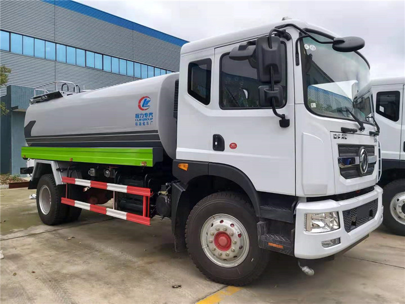 東風(fēng)多利卡D9灑水車罐體采用國標(biāo)4MM厚武鋼碳鋼一次成型