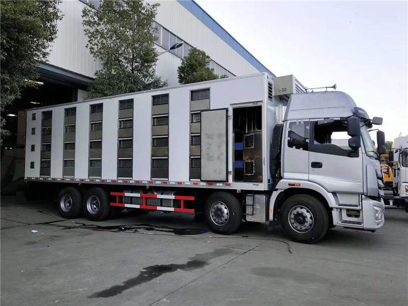 東風(fēng)天龍畜禽運輸車外形美觀、整體輕、強度高、無滲漏