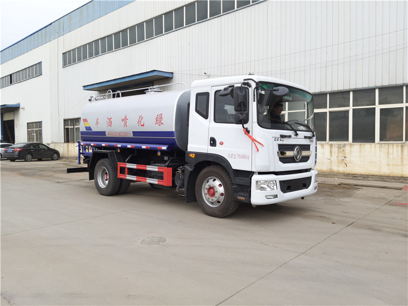 重汽后八輪灑水車采用高效射流風(fēng)機風(fēng)幕技術(shù)，霧粒附著力強