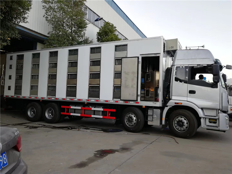 東風天龍散裝飼料運輸車罐體采用特種軸承鏈接，高效穩(wěn)定破碎率低