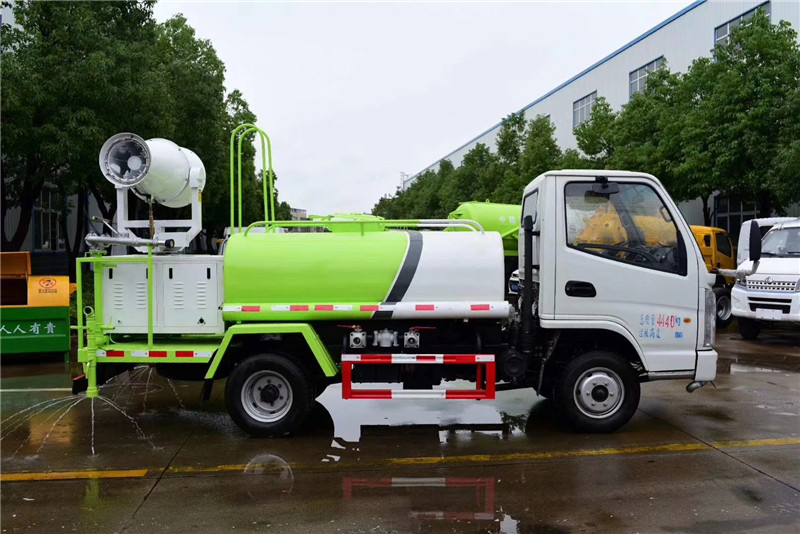 東風(fēng)多利卡國(guó)六5噸灑水車進(jìn)行液霧降塵、淡化空氣中的顆粒濃度