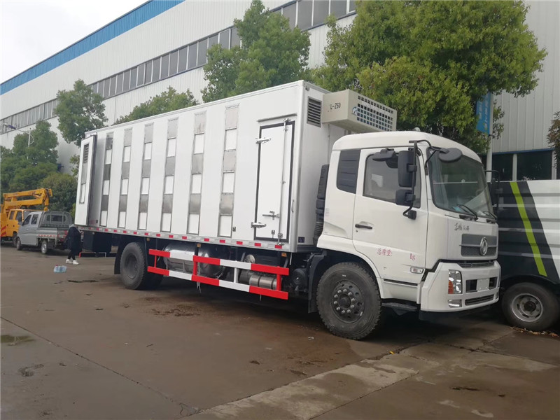 東風天龍散裝飼料運輸車可做到減少損失，保證質(zhì)量，避免人為污染