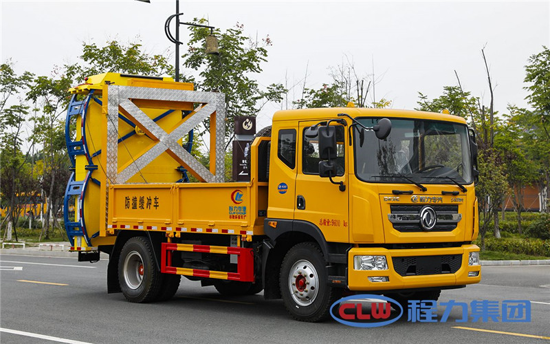 東風(fēng)多利卡防撞緩沖車通過自身結(jié)構(gòu)變形吸收撞擊能量，降低危險(xiǎn)