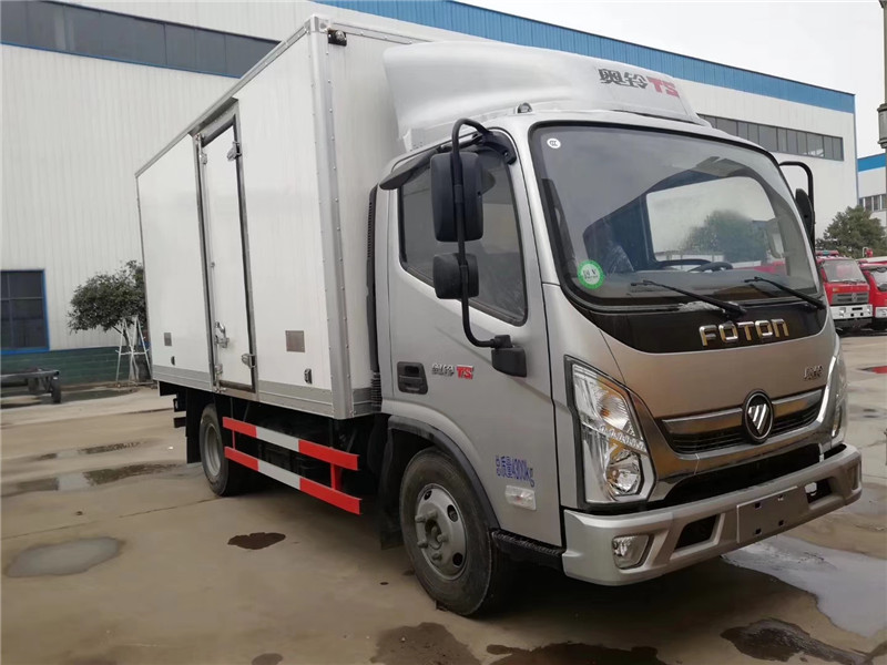 東風(fēng)多利卡冷藏車(chē)廂體采用真空吸附、液壓吸附一體成型生產(chǎn)線(xiàn)制造