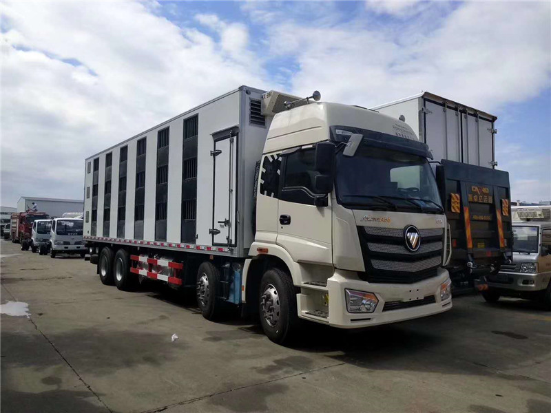 東風天錦散裝飼料車車小巧靈活，轉(zhuǎn)彎半徑小，卸料速度快