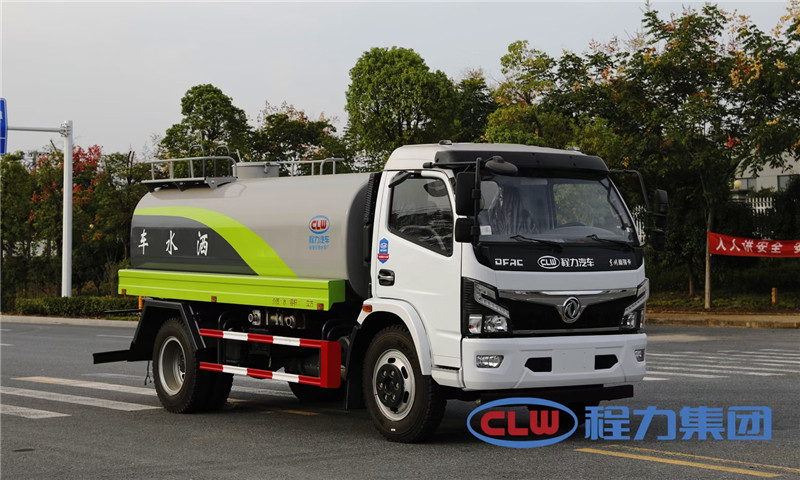 東風(fēng)D7多利卡8噸灑水車高壓風(fēng)機噴出水霧，顆粒達到了微米級