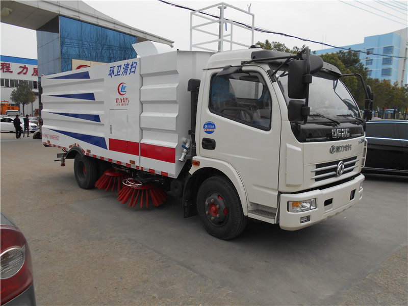 東風(fēng)多利卡洗掃車可實現(xiàn)在一次作業(yè)中完成高壓清洗和垃圾的收集