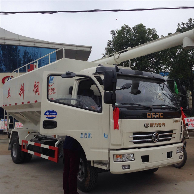 東風(fēng)天錦散裝飼料車底盤采用載重汽車底盤，罐體內(nèi)可加裝分倉
