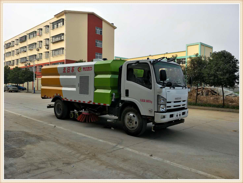 東風(fēng)多利卡洗掃車采用重汽豪沃國(guó)六二類底盤改裝，工作更為可靠