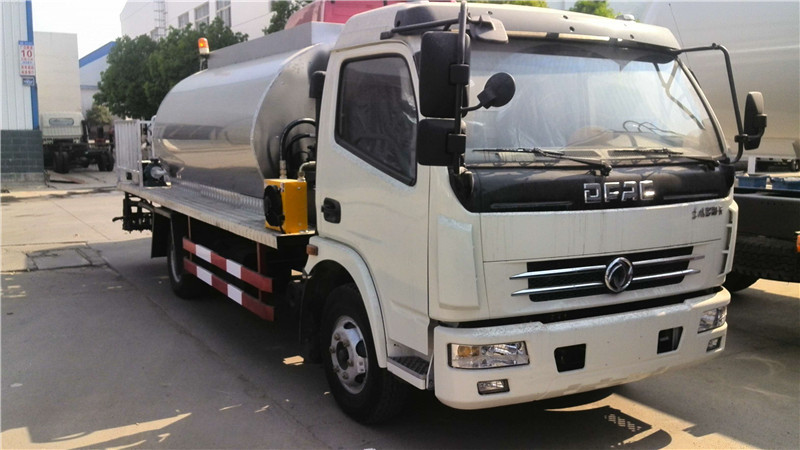 東風天錦路面清洗車養(yǎng)護車可實現雙重水流強化清洗，噴射流水穩(wěn)定