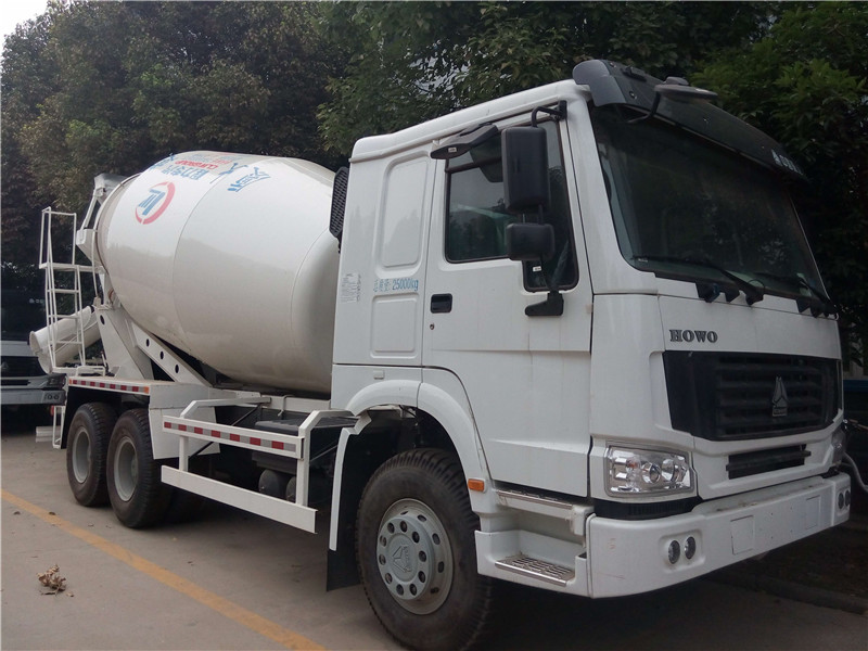  東風(fēng)華神輕量化攪拌車容積利用率高，攪拌筒進(jìn)出料速度快