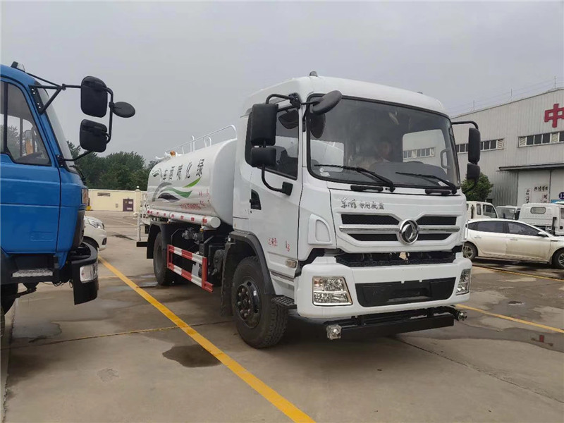 東風天錦多功能抑塵車可360度搖控旋轉，達到全方位大面積精準噴霧