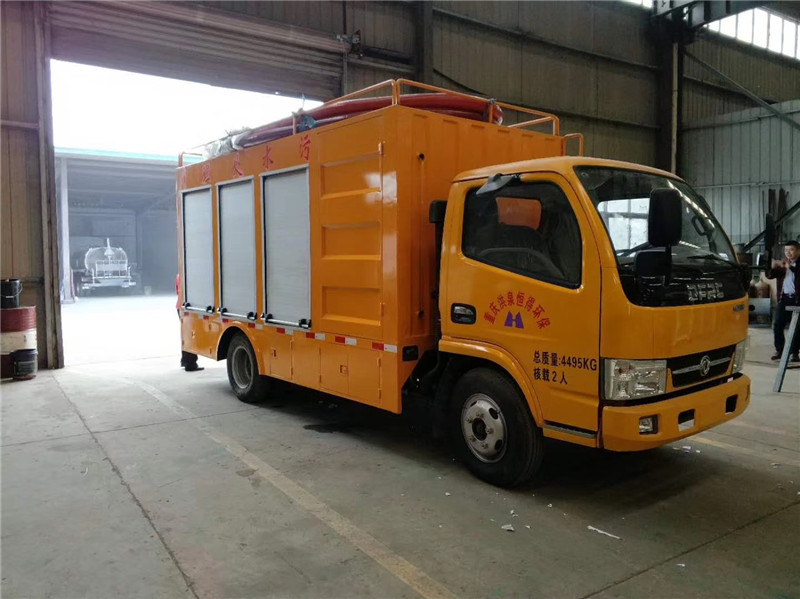 東風天錦吸污凈化車是專門針對環(huán)衛(wèi)疏通保潔公司設計制造