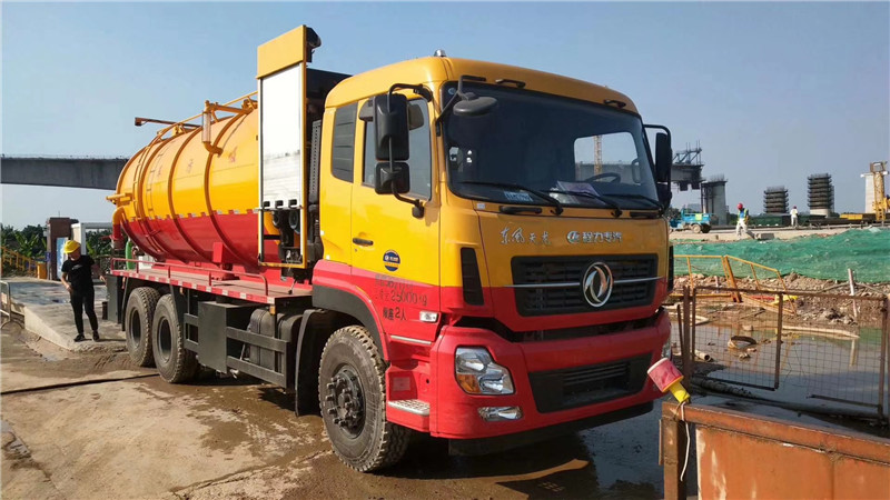 東風(fēng)前四后八大型管道疏通車可以滿足嚴(yán)重管道狀況，使用范圍更廣泛