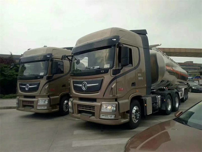 天龍牽引頭好評如潮，兩臺50立方天龍牽引頭鋁合金油罐車?yán)^續(xù)走起