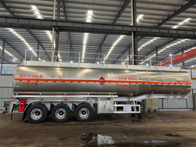不銹鋼半掛油罐車細(xì)節(jié)配置展示圖，強(qiáng)硬的質(zhì)量體系保持茂名油罐車市場占有率