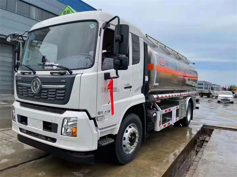 東??天風(fēng)??錦17.3立方鋁合金運(yùn)油車(chē)