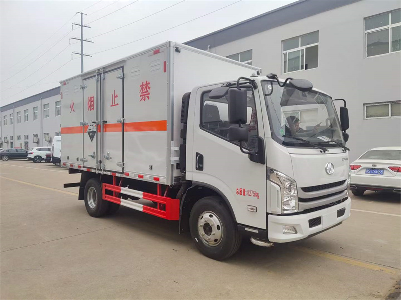 躍進(jìn)C500超越版8類腐蝕性廂式車