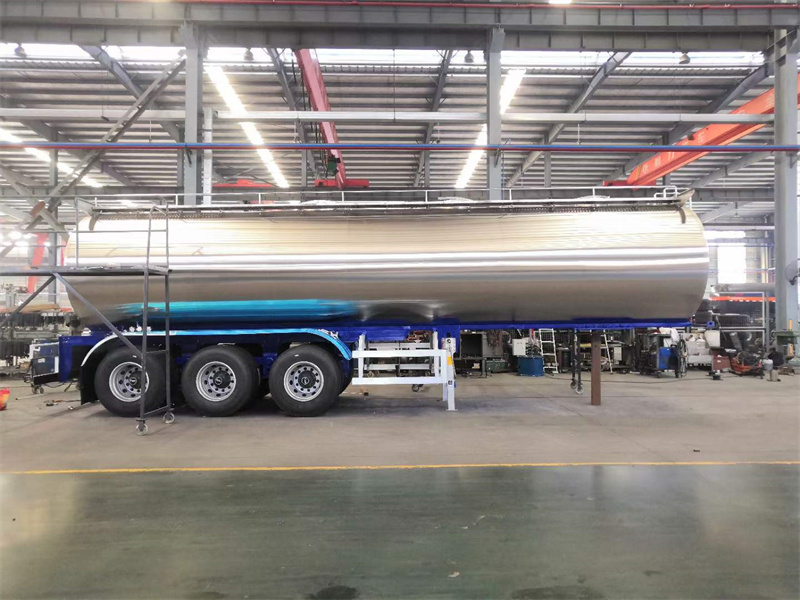 33—35噸半掛鮮奶運(yùn)輸車(chē)