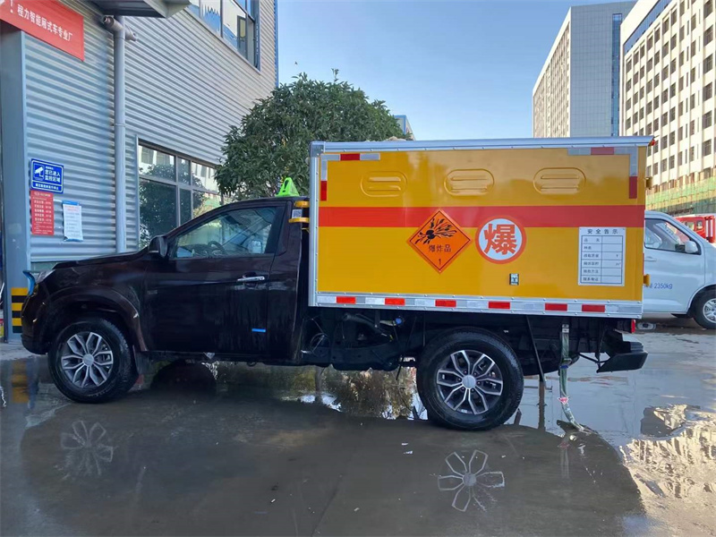 江玲四驅(qū)爆破器材運(yùn)輸車