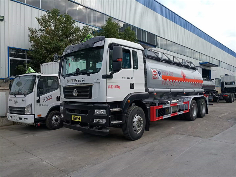 重汽汕德卡后雙橋16立方易燃液體罐式運(yùn)輸車