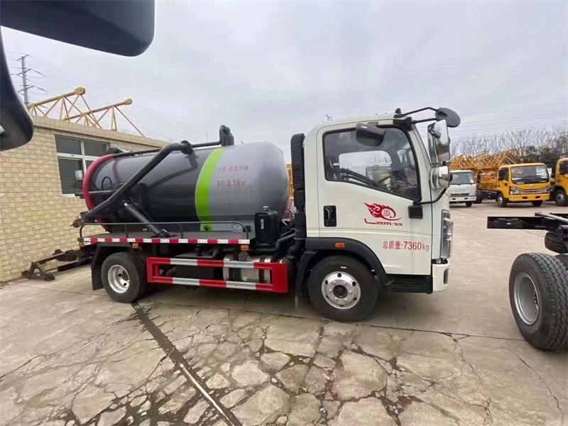 國六豪沃輕卡5方吸污車